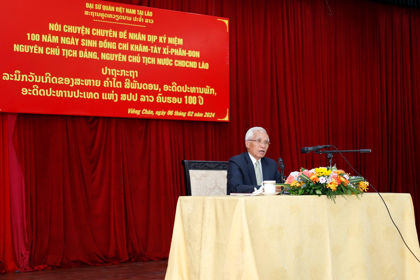 Bí thư Trung ương Đảng, Trưởng Ban Tuyên huấn Trung ương Đảng Nhân dân Cách mạng Lào, ông Khamphan Pheuyavong nói chuyện về cuộc đời và sự nghiệp của Chủ tịch Khamtay Siphandone tại sự kiện. (Ảnh: Phạm Kiên/TTXVN)