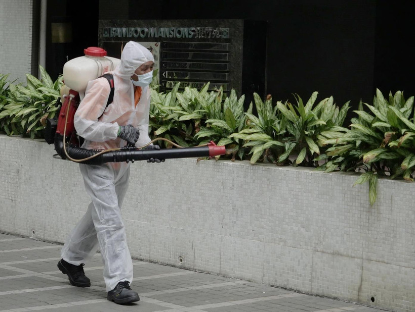 Phun thuốc khử trùng nhằm ngăn chặn sự lây lan của COVID-19 tại Hong Kong, Trung Quốc ngày 11/3/2020. (Ảnh: THX/TTXVN)