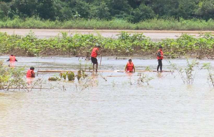Lực lượng cứu hộ tổ chức tìm kiếm thi thể hai nạn nhân bị nước cuốn trôi mất tích. (Ảnh: Đậu Tất Thành/TTXVN)