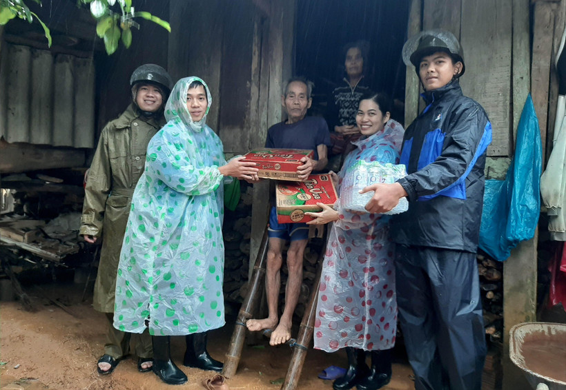 Tỉnh đoàn Quảng Trị tặng mỳ ăn liền và nước uống cho nhân dân vùng bị ảnh hưởng nặng do lũ lụt ở huyện Hướng Hóa. (Ảnh: Hồ Cầu/TTXVN)