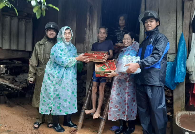 Tỉnh đoàn Quảng Trị tặng mỳ ăn liền và nước uống cho nhân dân vùng bị ảnh hưởng nặng do lũ lụt ở huyện Hướng Hóa. (Ảnh: Hồ Cầu/TTXVN)
