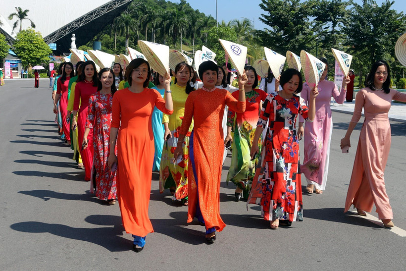 Phần trình diễn áo dài của các hội viên hội phụ nữ trên địa bàn thành phố Hạ Long. (Ảnh: Đức Hiếu/TTXVN)