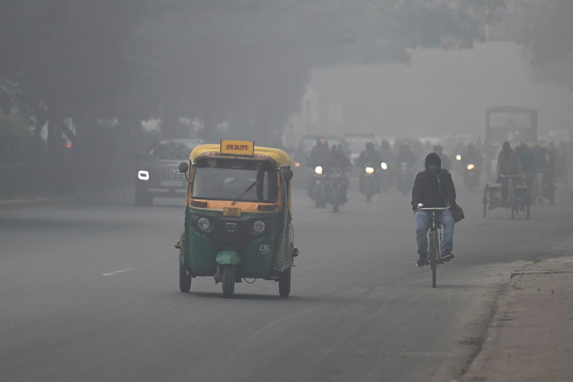 Khói mù ô nhiễm bao phủ bầu trời tại New Delhi, Ấn Độ. (Ảnh: AFP/TTXVN)