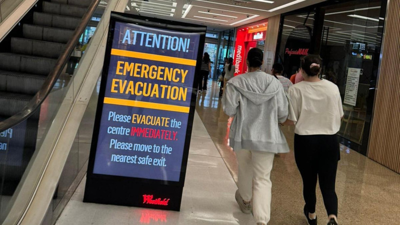 Thông báo yêu cầu mọi người nhanh chóng sơ tán khỏi trung tâm thương mại Westfield Bondi Junction. (Nguồn: The Nightly)