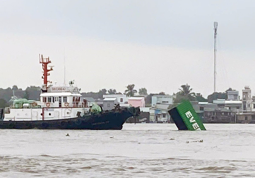 Vụ va chạm hàng hải giữa tàu INTERASIA PURSUIT (quốc tịch Singapore) với sà lan mang biển kiểm soát SG 8259 làm 9 container rỗng bị rơi xuống sông. (Ảnh: TTXVN phát)