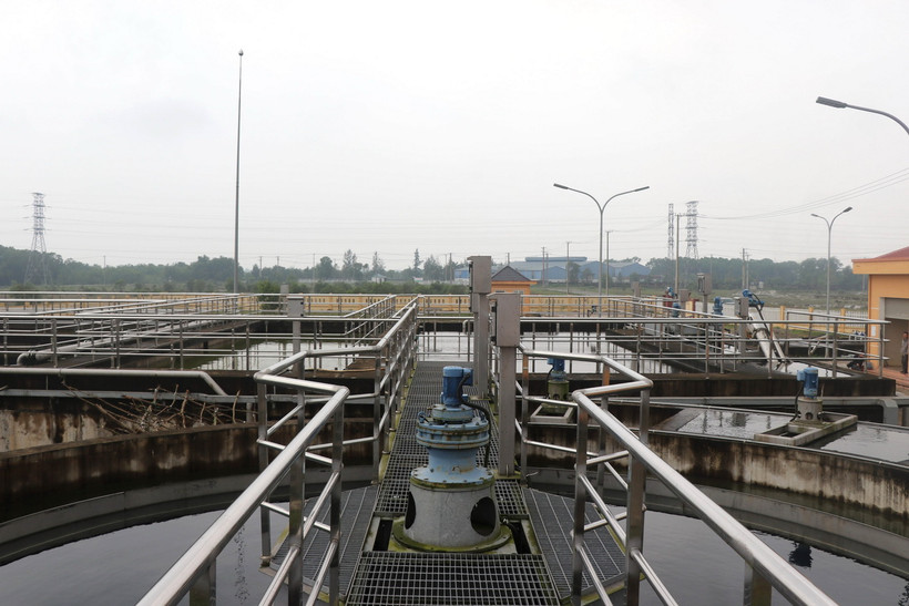 Bể chứa và các thiết bị Dự án Hệ thống xử lý nước thải Khu công nghiệp Quán Ngang đã cơ bản hoàn thành nhưng chưa thể vận hành. (Ảnh: Nguyên Lý/TTXVN)