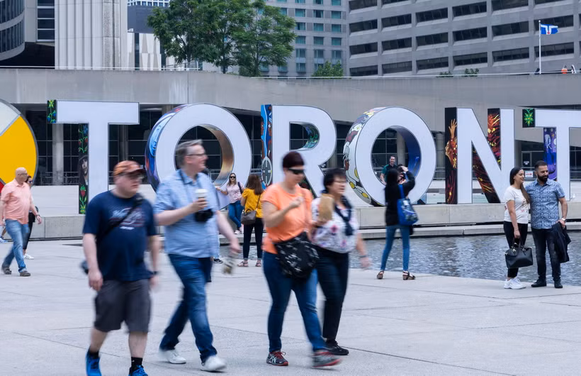 Người dân di chuyển trên đường phố tại Toronto, Ontario, Canada, ngày 16/6/2023. (Ảnh: THX/TTXVN)