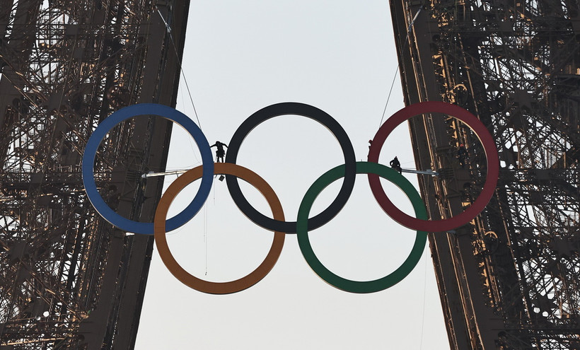 Biểu tượng Olympic được dựng trên tháp Eiffel ở thủ đô Paris, Pháp, ngày 7/6/2024. (Ảnh: THX/TTXVN)