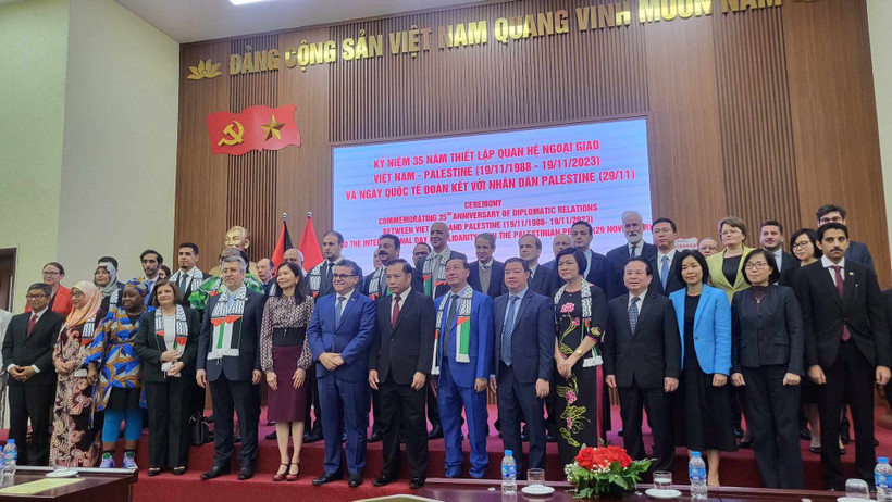 Các đại biểu chụp ảnh kỷ niệm tại sự kiện. (Nguồn: Hà Nội Mới)