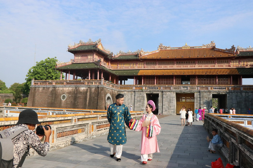 Người dân và du khách tham quan Đại Nội Huế. (Ảnh: Tường Vi/TTXVN)