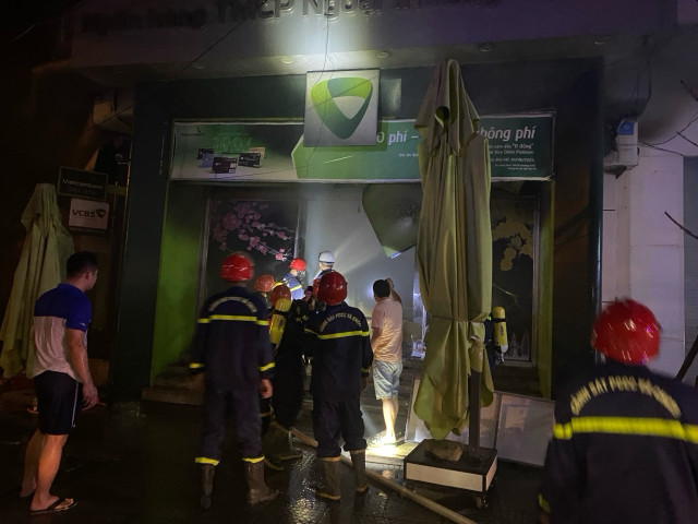 Lực lượng Phòng cháy chữa cháy và Cứu hộ cứu nạn dập tắt đám cháy tại chi nhánh Ngân hàng thương mại cổ phần ngoại thương Việt Nam tại thị xã Quảng Trị. (Ảnh: TTXVN)