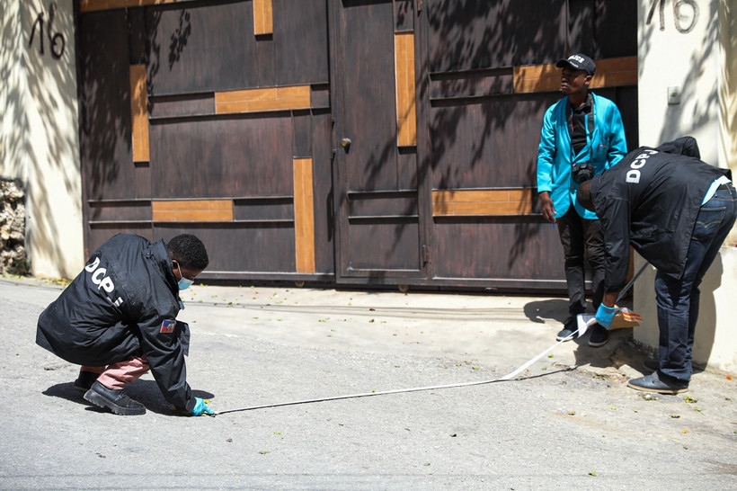 Cảnh sát và nhân viên pháp y Haiti điều tra bên ngoài tư dinh Tổng thống Jovenel Moise sau khi ông bị ám sát, ngày 7/7/2021. (Ảnh: AFP/TTXVN)