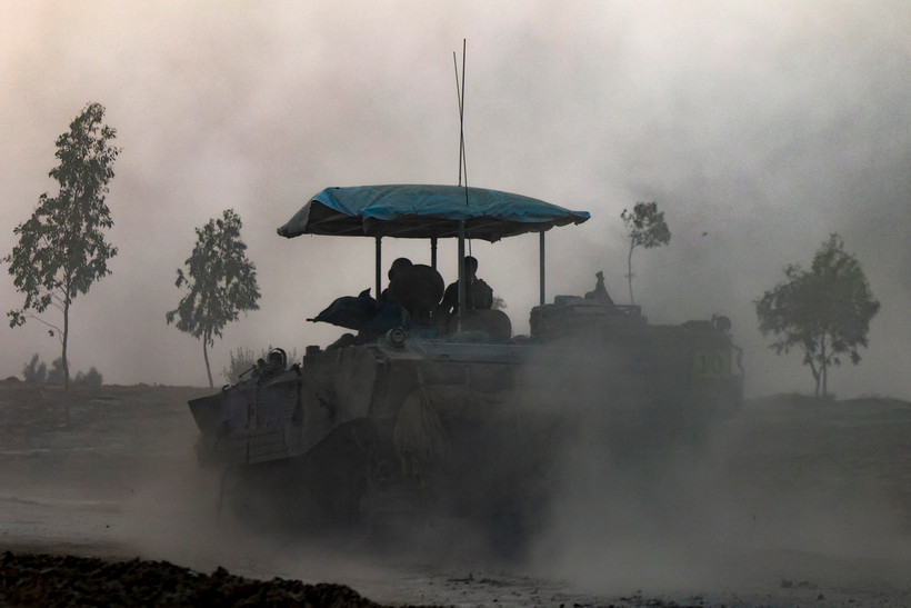 Binh sĩ và xe quân sự Israel được triển khai gần biên giới với Dải Gaza ngày 26/11/2023. (Ảnh: AFP/TTXVN)