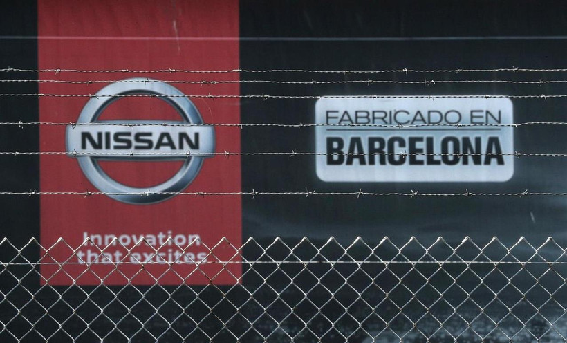 Biểu tượng bên ngoài nhà máy sản xuất của Nissan tại Barcelona, Tây Ban Nha. (Nguồn: Reuters)