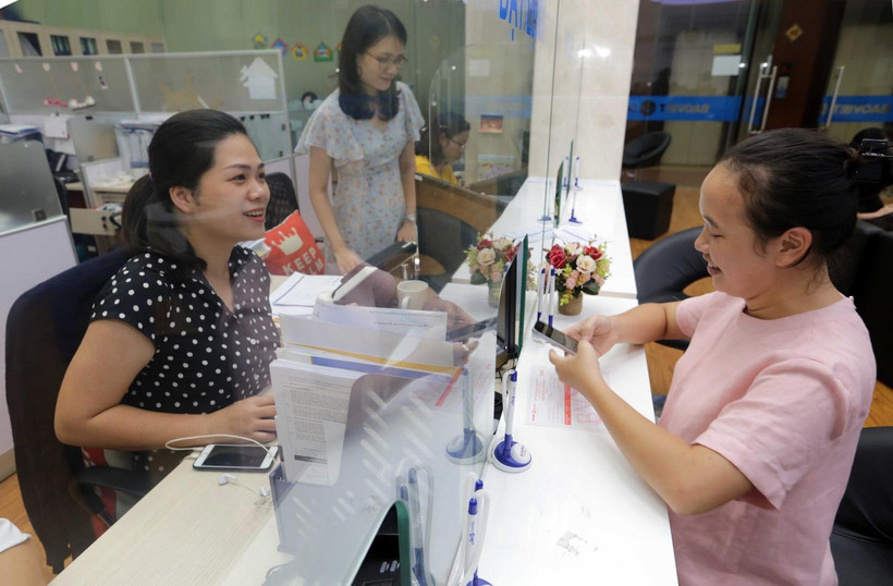 Khách hàng giao dịch tại Hội sở Chứng khoán Bảo Việt. (Ảnh: Trần Việt /TTXVN)