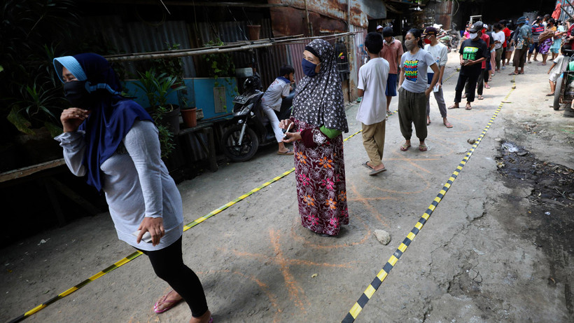 Người dân thực hiện giãn cách xã hội tại Jarkarta, Indonesia. (Nguồn: AP)