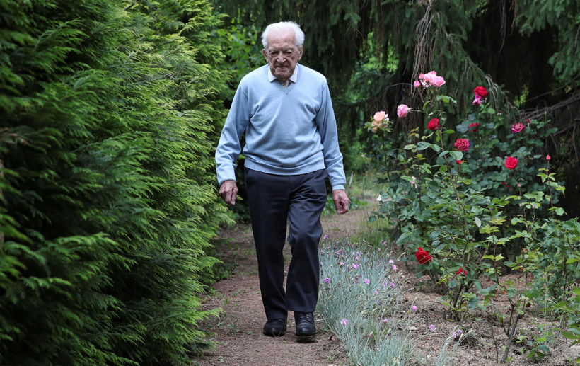 Cụ ông Alfons Leempoels đi bộ để gây quỹ nghiên cứu vắcxin phòng chống COVID-19. (Nguồn: Reuters)