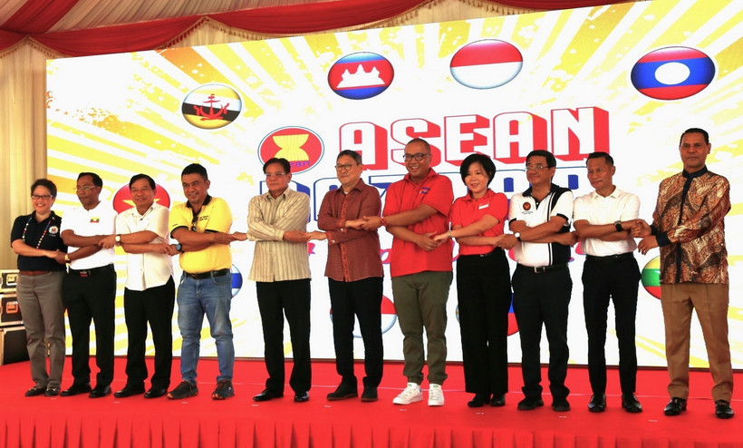 Đại sứ các quốc gia thành viên ASEAN tại Campuchia thực hiện nghi thức khai mạc Hội chợ văn hóa và ẩm thực Bazaar ASEAN. (Ảnh: Hoàng Minh/TTXVN)