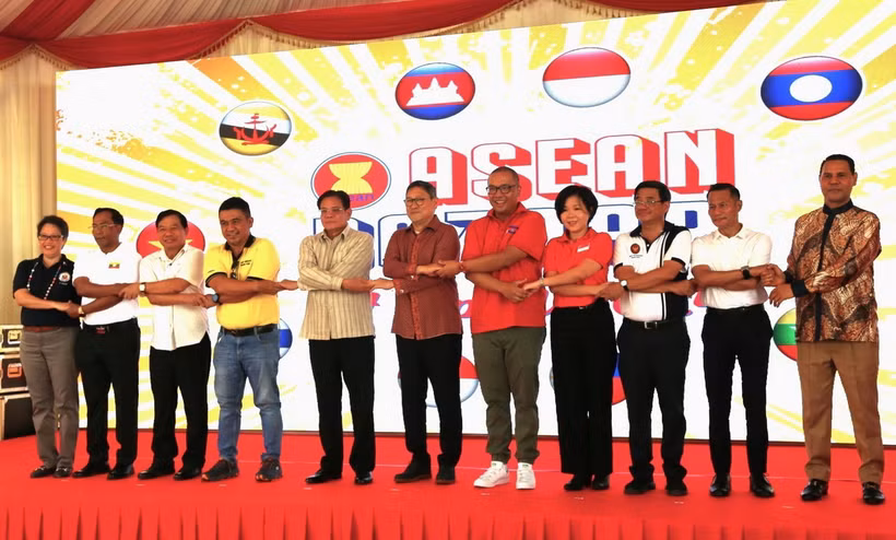 Đại sứ các quốc gia thành viên ASEAN tại Campuchia thực hiện nghi thức khai mạc Hội chợ văn hóa và ẩm thực Bazaar ASEAN. (Ảnh: Hoàng Minh/TTXVN)