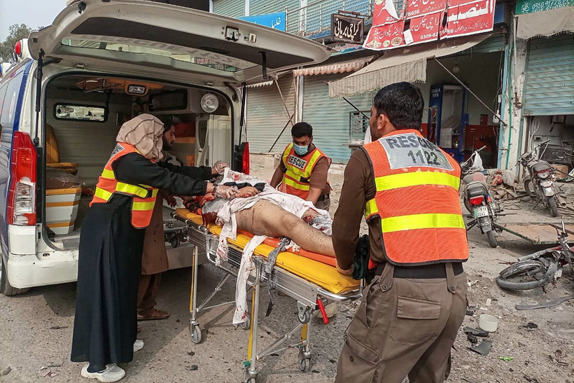 Lực lượng cứu hộ chuyển nạn nhân bị thương trong vụ đánh bom tại tỉnh Khyber Pakhtunkhwa, Pakistan, ngày 3/11/2023. (Ảnh: AFP/TTXVN)