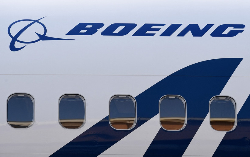 Biểu tượng của Boeing trên máy bay Boeing 737. (Ảnh: AFP/TTXVN)