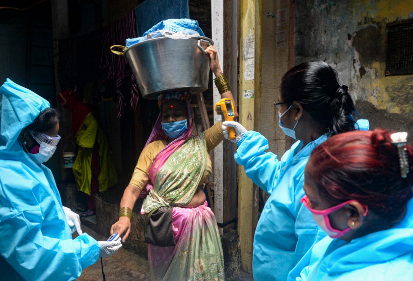 Kiểm tra thân nhiệt phòng lây nhiễm COVID-19 tại Mumbai, Ấn Độ. (Ảnh: AFP/TTXVN)