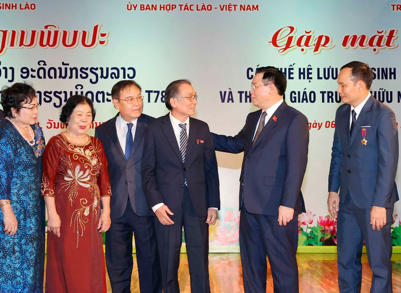 Chủ tịch Quốc hội Vương Đình Huệ, Chủ tịch Quốc hội Lào Saysomphone Phomvihane và đại biểu với các thế hệ lưu học sinh và cán bộ, giáo viên Trường Hữu nghị T78. (Ảnh: Doãn Tấn/TTXVN)