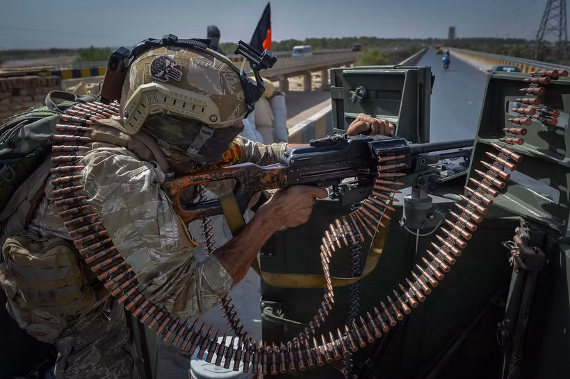 Lực lượng an ninh gác bên ngoài văn phòng của phái bộ Liên hợp quốc tại Afghanistan (UNAMA) tại Guzara, tỉnh Herat, Afghanistan, ngày 31/7/2021. (Ảnh: AFP/TTXVN)