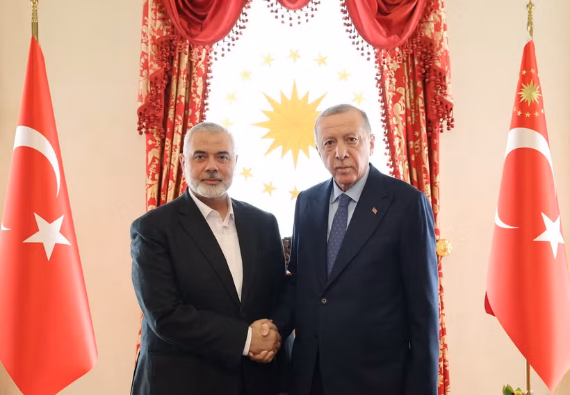Tổng thống Thổ Nhĩ Kỳ Recep Tayyip Erdogan (phải) và thủ lĩnh Phong trào Hồi giáo Hamas Ismail Haniyeh tại cuộc gặp ở Istanbul, Thổ Nhĩ Kỳ, ngày 20/4/2024. (Ảnh: AFP/TTXVN)