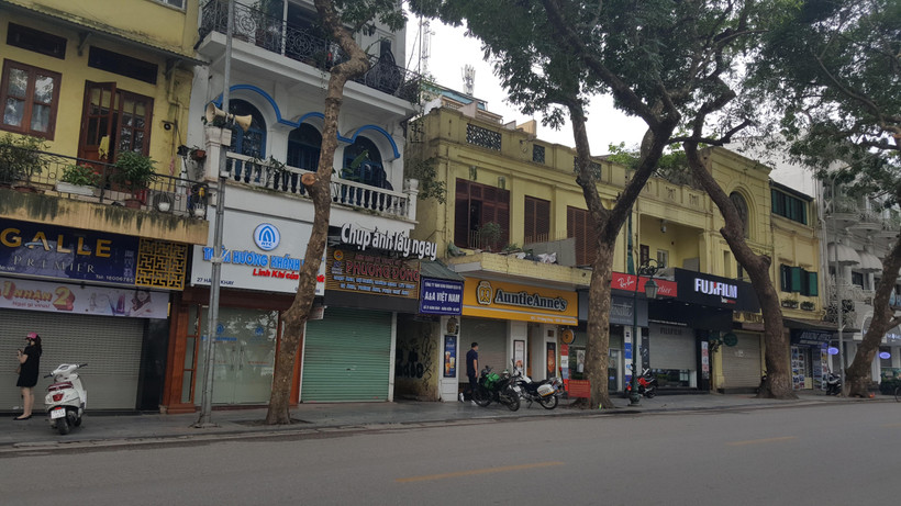 Nhiều cửa hàng trên các đường phố Hà Nội thực hiện nghiêm túc đề nghị ngừng kinh doanh. (Ảnh: Đinh Thuận/TTXVN)