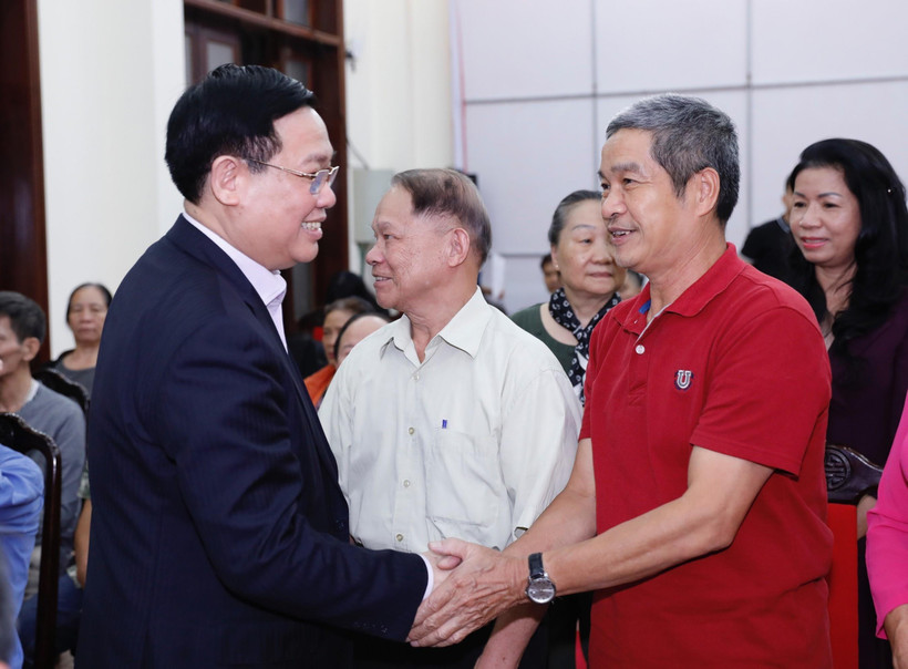 Bí thư Thành uỷ Hà Nội Vương Đình Huệ với nhân dân phường Quán Thánh, quận Ba Đình. (Ảnh: Dương Giang/TTXVN)