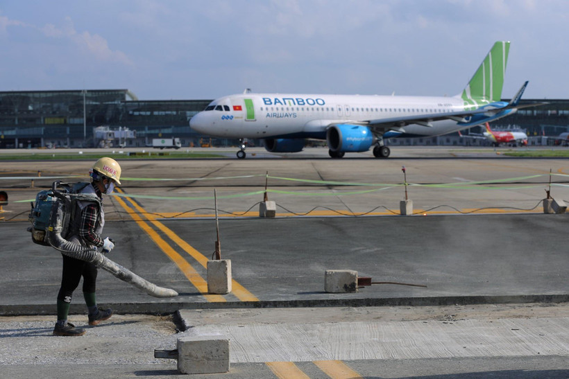 Thi công đường băng Cảng hàng không quốc tế Nội Bài. (Ảnh: Huy Hùng/TTXVN)