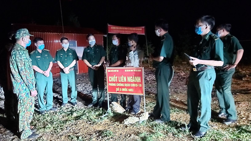 Đoàn công tác kiểm tra tại điểm chốt khu vực cột mốc 465. (Ảnh: Nguyễn Chiến/TTXVN)