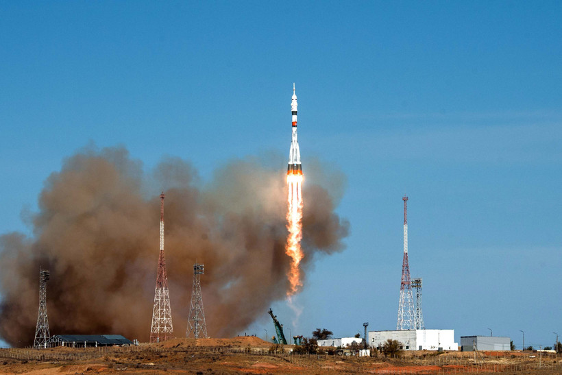 Tàu vũ trụ Soyuz MS-17 rời bệ phóng tại sân bay vũ trụ Baikonur của Nga ở Kazakhstan. (Ảnh: AFP/TTXVN)
