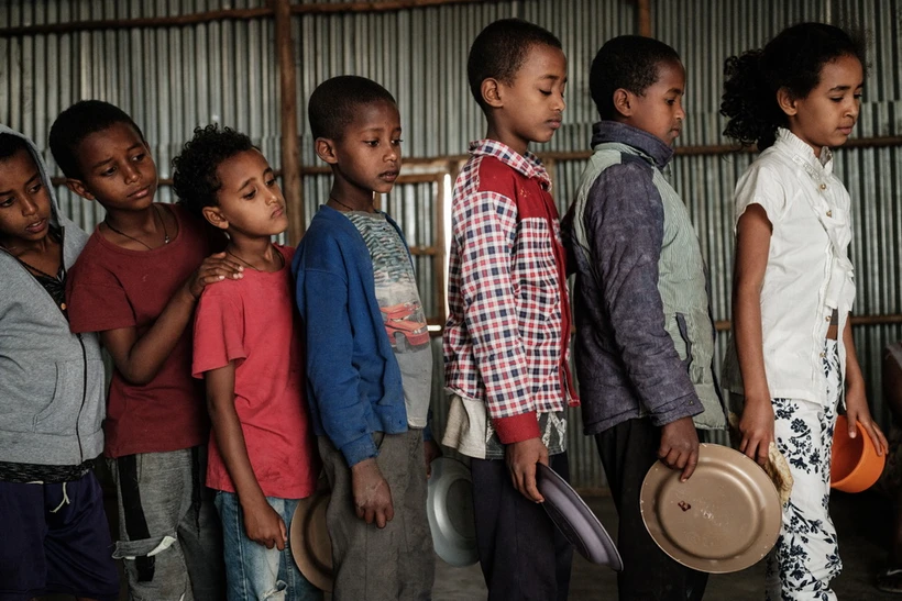 Trẻ em sơ tán tránh xung đột xếp hàng nhận thức ăn viện trợ tại Mekele, Ethiopia. (Ảnh: AFP/TTXVN)
