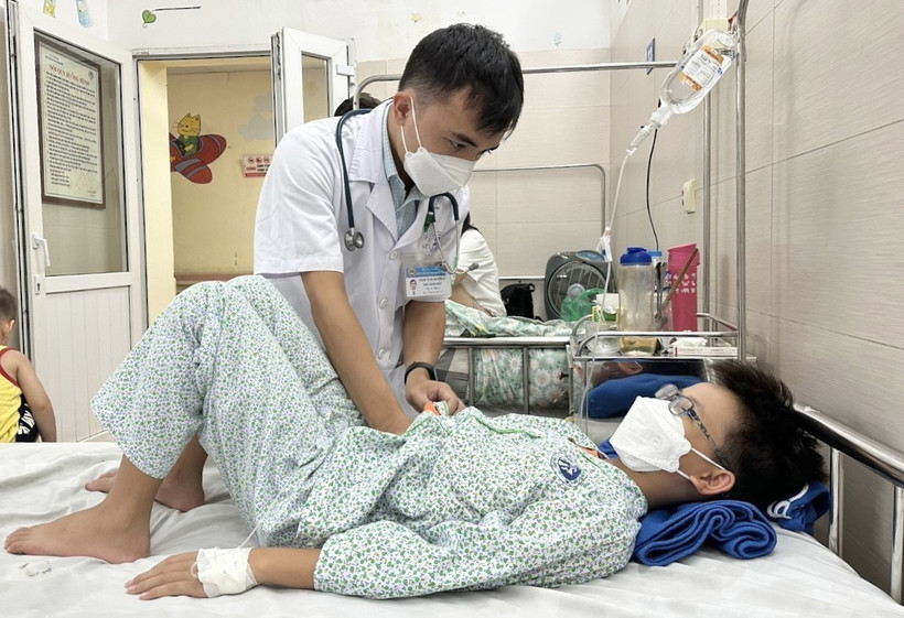 Bác sỹ thăm khám cho bệnh nhi đang điều trị tại Bệnh viện Đa khoa Xanh Pôn. (Ảnh: Minh Quyết/TTXVN)