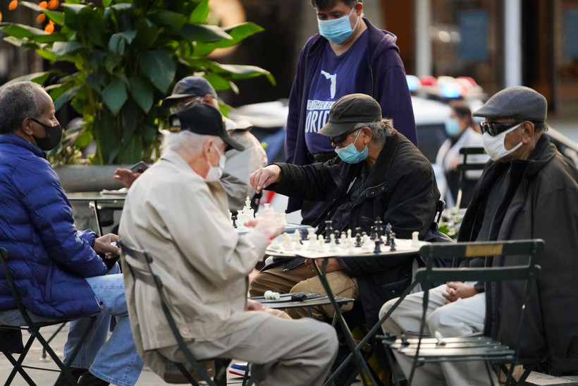 Người dân đeo khẩu trang phòng lây nhiễm COVID-19 tại New York, Mỹ, ngày 6/11/2020. (Ảnh: THX/TTXVN)