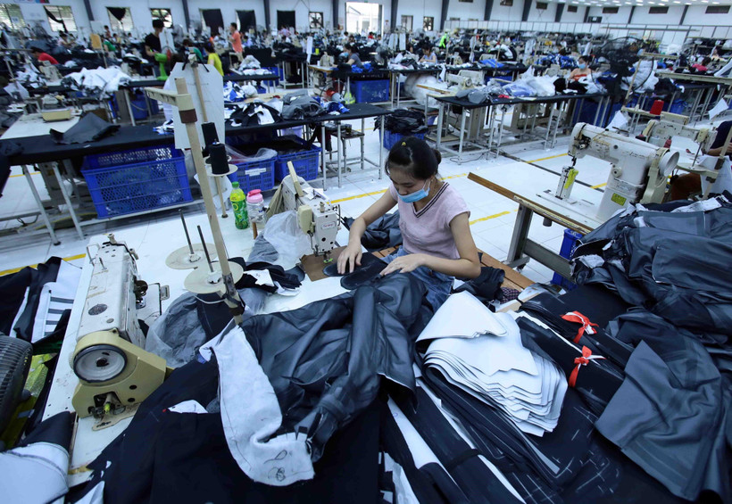 Sản xuất sản phẩm may mặc tại Công ty TNHH may Kydo. (Ảnh: Phạm Kiên/TTXVN)