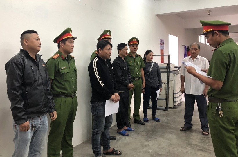 Công an thành phố Tuy Hòa đọc các quyết định khởi tố bị can nhóm đối tượng. (Ảnh: TTXVN phát)