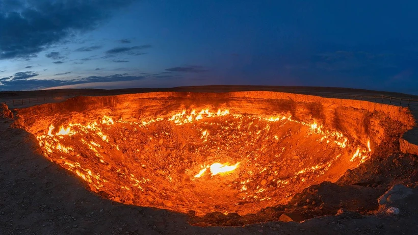 Những ngọn lửa cháy dữ dội trong Cánh cổng Địa ngục tại Turkmenistan. (Nguồn: BBC)