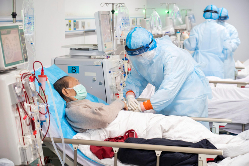 Nhân viên y tế điều trị bệnh nhân nhiễm COVID-19 tại bệnh viện ở Vũ Hán, tỉnh Hồ Bắc, Trung Quốc, ngày 21/3/2020. (Ảnh: THX/TTXVN)