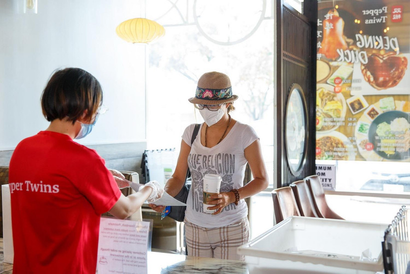 Người dân đeo khẩu trang phòng lây nhiễm COVID-19 tại một nhà hàng ở Houston, Texas, Mỹ, ngày 2/7/2020. (Ảnh: THX/TTXVN)