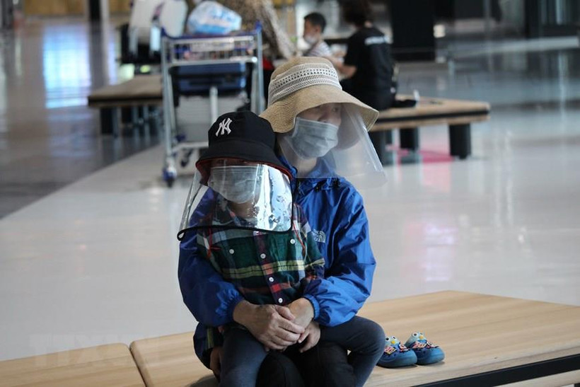 Công dân chờ làm thủ tục ở sân bay Narita. (Ảnh: Đào Thanh Tùng/TTXVN)