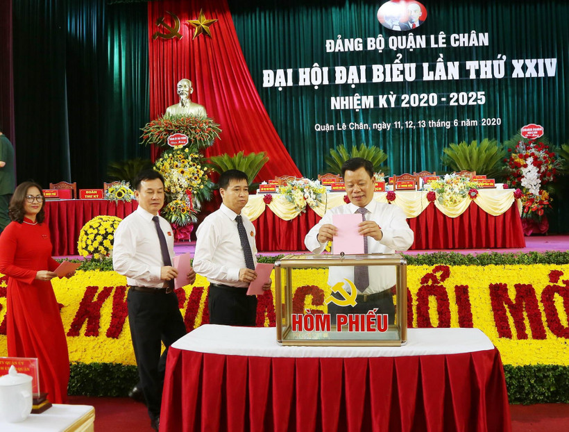 Đại biểu bỏ phiếu bầu các chức danh tại đại hội Đảng bộ quận Lê Chân. (Ảnh: TTXVN)