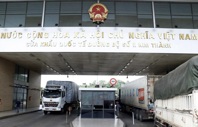 Các xe container hàng nông sản chờ làm thủ tục thông quan xuất khẩu sang thị trường Trung Quốc tại Cửa khẩu quốc tế đường bộ số II Kim Thành. (Ảnh: Quốc Khánh/TTXVN)