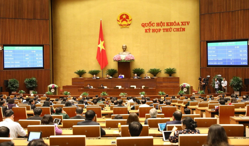 Quốc hội biểu quyết thông qua Nghị quyết về tiếp tục tăng cường hiệu lực, hiệu quả việc thực hiện chính sách, pháp luật về phòng, chống xâm hại trẻ em. (Ảnh: Văn Điệp/TTXVN)