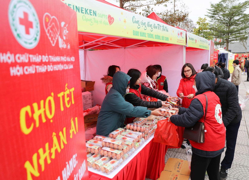 Chương trình chợ "Tết nhân ái" do Hội Chữ thập Đỏ thành phố Hà Nội tổ chức cho các hộ có hoàn cảnh khó khăn. (Ảnh: Thanh Tùng/TTXVN)