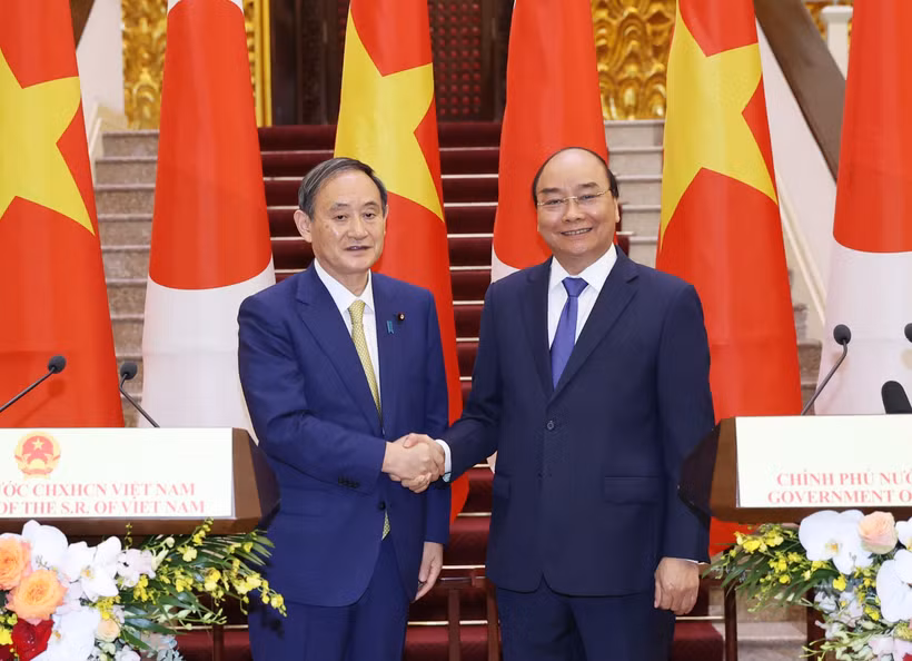 Thủ tướng Nguyễn Xuân Phúc và Thủ tướng Nhật Bản Suga Yoshihide tại buổi gặp gỡ báo chí. (Ảnh: Thống Nhất/TTXVN)