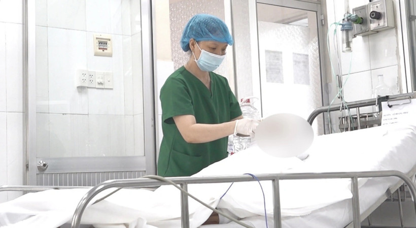 Chăm sóc cho bệnh nhân bị bỏng sau vụ chập điện đường dây cáp ngầm. (Nguồn: Bệnh viện Chợ Rẫy)