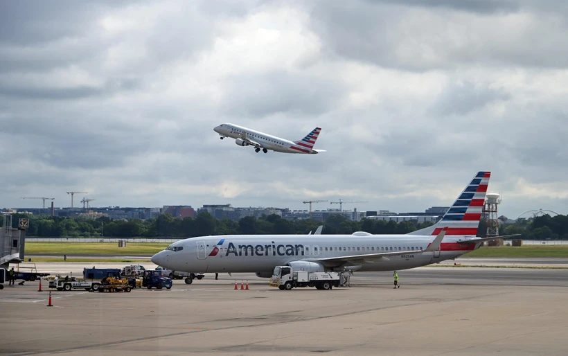 Máy bay của Hãng hàng không American Airlines tại sân bay quốc gia Ronald Reagan Washington ở Arlington, Virginia, Mỹ, ngày 10/7/2020. (Ảnh: AFP/TTXVN)